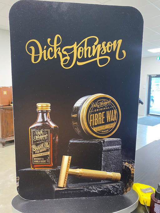 Dick Johnson kyltti -display